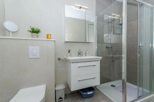 Bilik mandi di Apartments Pleasures
