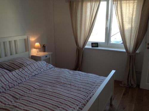 a bedroom with a large bed and a window at Schlaf aus im Schwedenhaus in Eimeldingen
