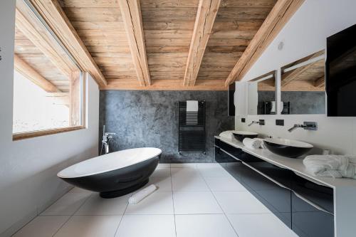 La salle de bains est pourvue de toilettes en noir et blanc et d'un lavabo. dans l'établissement Chalet Bonami 450 m2 salle cinema jacuzzi hammam, à Chamonix-Mont-Blanc