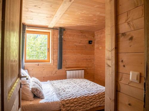 - une petite chambre avec un lit dans une cabane en bois dans l'établissement Demi Chalet au coeur de Chamonix - Zefi, à Chamonix-Mont-Blanc