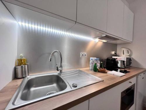 un comptoir de cuisine avec un évier dans une cuisine dans l'établissement Grand Studio 2 pers République Bastille Paris 3, à Paris