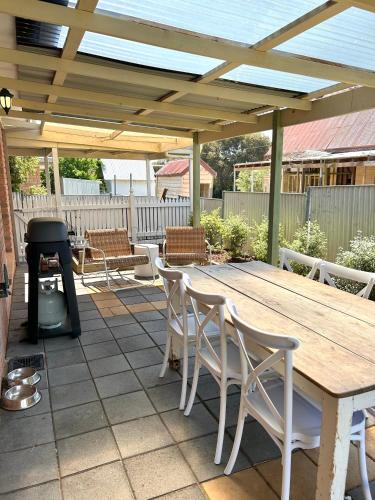 Un patio o zona al aire libre en Cosy Home Away From Home