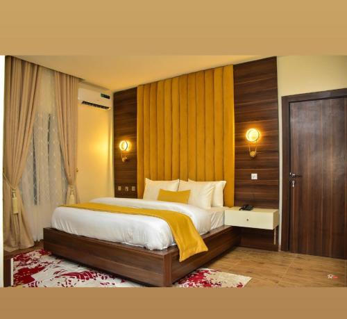 Postel nebo postele na pokoji v ubytování RKD Suites