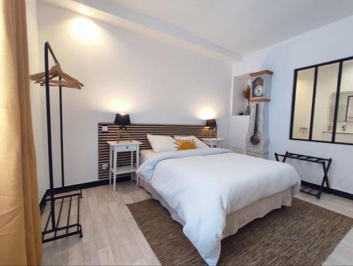 Fotografie z fotogalerie ubytování La Chambre Jaune - Chambre avec salle de bain v destinaci Argenton-sur-Creuse