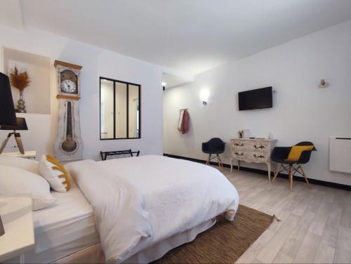 Fotografie z fotogalerie ubytování La Chambre Jaune - Chambre avec salle de bain v destinaci Argenton-sur-Creuse