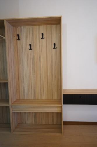 a wooden cabinet with four drawers in a room at Titi House Borsa in Borsa