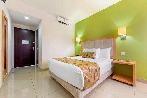 Ένα ή περισσότερα κρεβάτια σε δωμάτιο στο Sleep Inn Culiacan