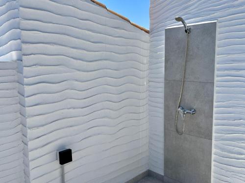 a shower in a bathroom with a white wall at Townhouse med takterrass i Costa Hispania in Gran Alacant