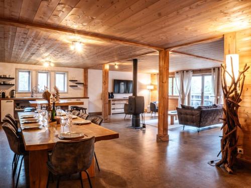 jadalnia i salon ze stołem i krzesłami w obiekcie Demi-Chalet en plein coeur de Chamonix - Gabi w Chamonix-Mont-Blanc