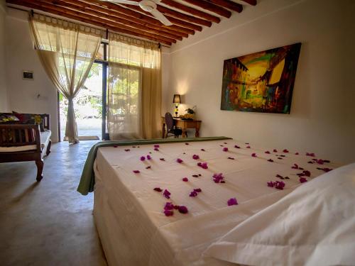 Un pat sau paturi într-o cameră la Rosa Maria Zanzibar Resort