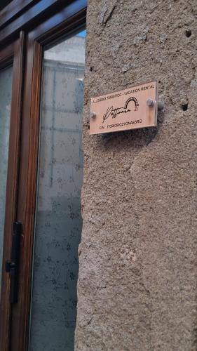 ein Schild an der Seite eines Gebäudes in der Unterkunft Pettinara 21 in Viterbo