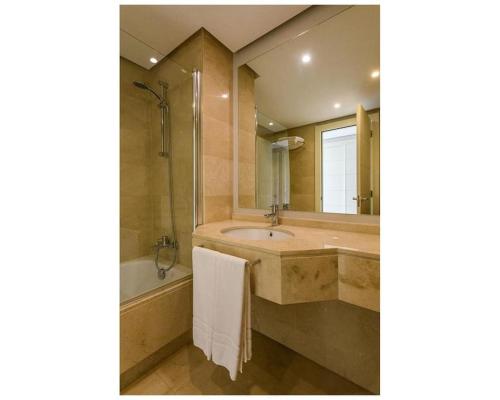 a bathroom with a tub and a sink and a shower at Las Colinas Golf Club Residences Casa Encina 1 in Orihuela Costa