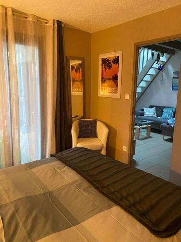 une chambre avec un lit et un salon dans l'établissement Charmant appartement à Saint-Julien 40 m² avec vue jardin, à Saint-Julien-en-Born