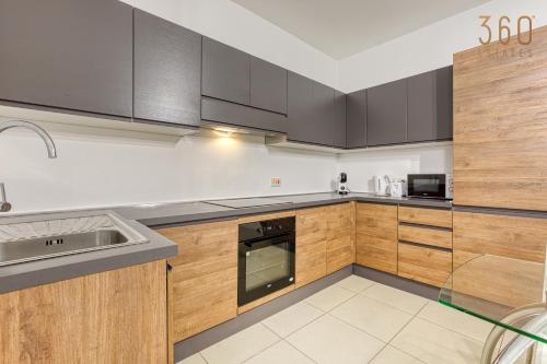 Η κουζίνα ή μικρή κουζίνα στο Stylish 1BR home with full amenities in Swieqi by 360 Estates