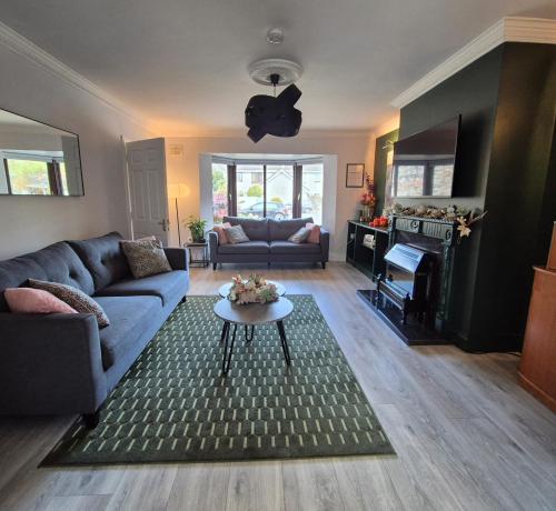 Khu vực ghế ngồi tại Luxury and comfort in the centre of Ardee town