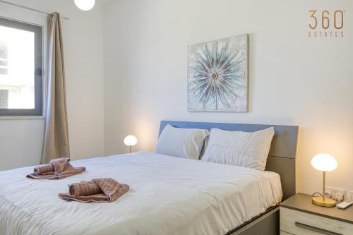 Ένα ή περισσότερα κρεβάτια σε δωμάτιο στο Stylish 1BR home with full amenities in Swieqi by 360 Estates