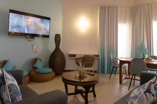 Televiisor ja/või meelelahutuskeskus majutusasutuses Hotel Le Duc de Praslin