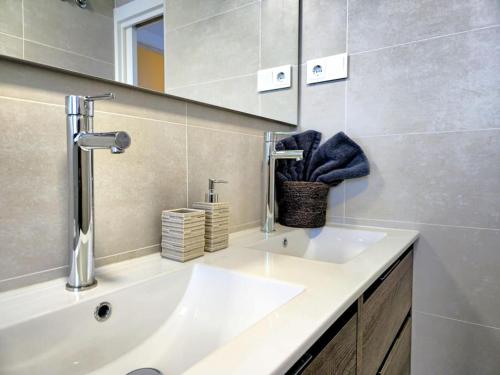 Samuel Luxury 2bedroom Apartment, Large patio, free wifi and private parking BY NAMASTE ELITE