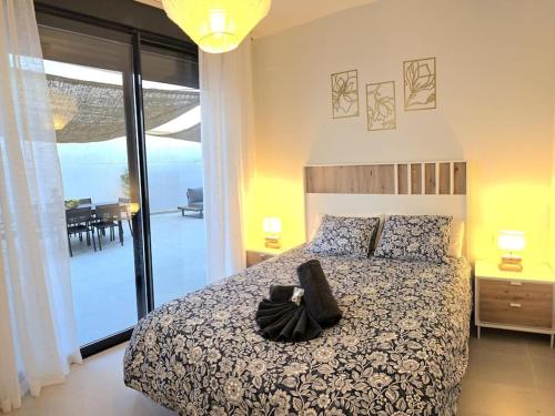 Samuel Luxury 2bedroom Apartment, Large patio, free wifi and private parking BY NAMASTE ELITE