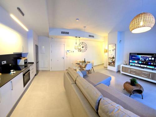Samuel Luxury 2bedroom Apartment, Large patio, free wifi and private parking BY NAMASTE ELITE
