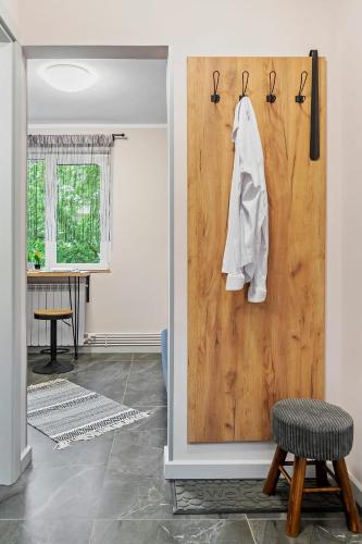 a room with a wooden door and a chair and a table at Unirii Zen in Iaşi