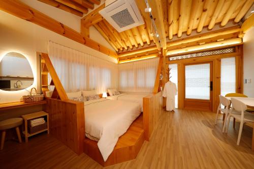 Postel nebo postele na pokoji v ubytování Hanok stay Mokhyang