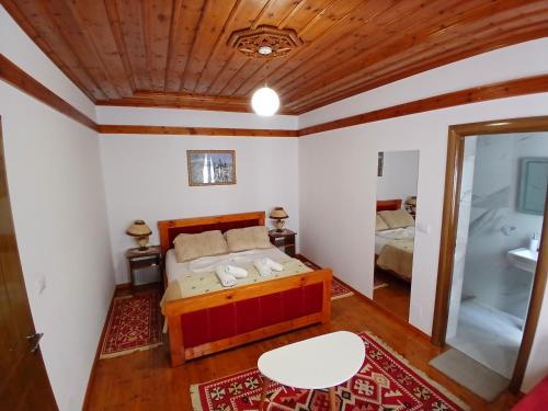 une petite chambre avec un lit et un miroir dans l'établissement Amaris Hotel, à Gjirokastër