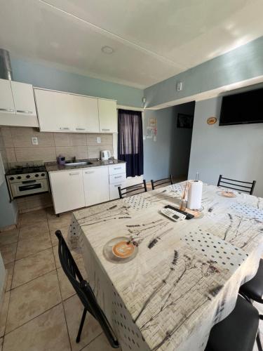 eine Küche mit einem Tisch mit einer Tischdecke in der Unterkunft Cabaña kaizen in San Rafael