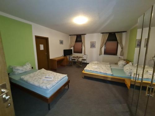 Postel nebo postele na pokoji v ubytování Gasthof Sirius Universum