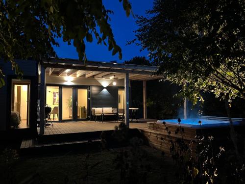 สระว่ายน้ำที่อยู่ใกล้ ๆ หรือใน Eden House