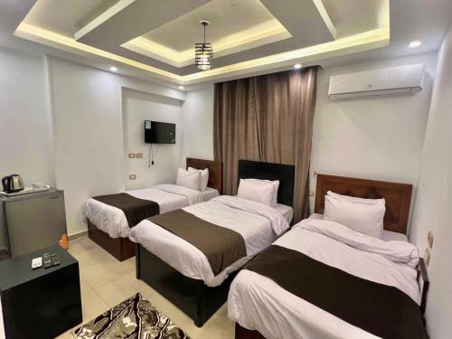 Postel nebo postele na pokoji v ubytování Rixsos Pyramids Inn