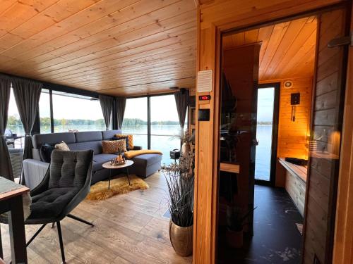 Posezení v ubytování Seezeit- Schwielochsee- Hausboot