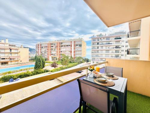 un balcon d'appartement avec une table avec de la nourriture dessus dans l'établissement Charming 2-Rooms Apartment - Walk to Beach, Near Monaco & Menton, à Roquebrune-Cap-Martin