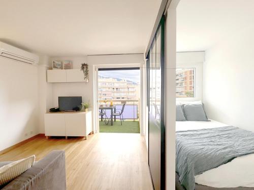 Ένα ή περισσότερα κρεβάτια σε δωμάτιο στο Charming 2-Rooms Apartment - Walk to Beach, Near Monaco & Menton