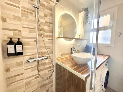 Ένα μπάνιο στο Charming 2-Rooms Apartment - Walk to Beach, Near Monaco & Menton