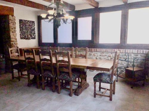 une salle à manger avec une table et des chaises en bois dans l'établissement Maison Victoria, à Grisy-Suisnes