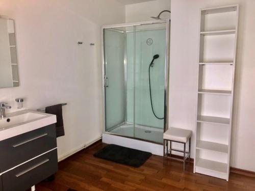 La salle de bains est pourvue d'une douche, d'un lavabo et d'un tabouret. dans l'établissement Maison Victoria, à Grisy-Suisnes