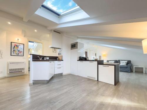 d'une cuisine avec des placards blancs et une lucarne. dans l'établissement Tony Allard By Winsome Destination 4B, à Cannes