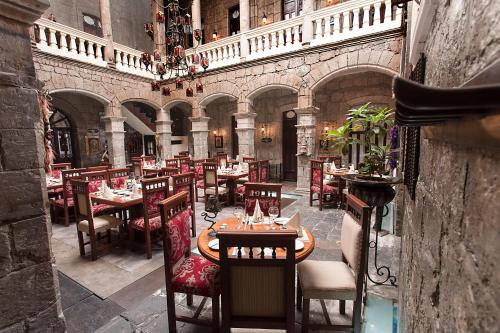 安巴托的住宿－洛卡廣場精品酒店，大楼内带桌椅的餐厅