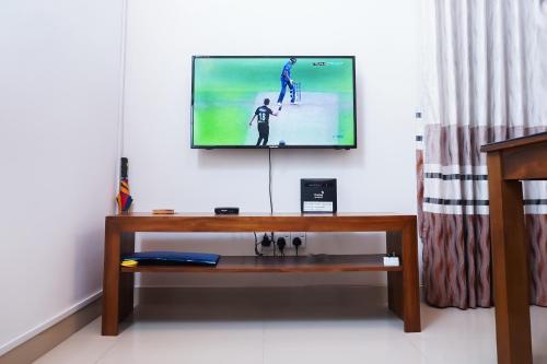 TV a/nebo společenská místnost v ubytování Square One HEIGHTS- Kiribathgoda Kelaniya