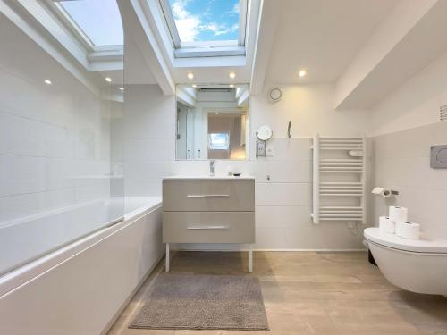 La salle de bains est pourvue d'un lavabo, de toilettes et d'une lucarne. dans l'établissement Tony Allard By Winsome Destination 4B, à Cannes