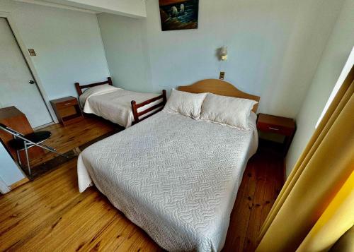 Ein Bett oder Betten in einem Zimmer der Unterkunft Hotel Montecarlo Pichilemu
