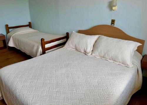 Ein Bett oder Betten in einem Zimmer der Unterkunft Hotel Montecarlo Pichilemu