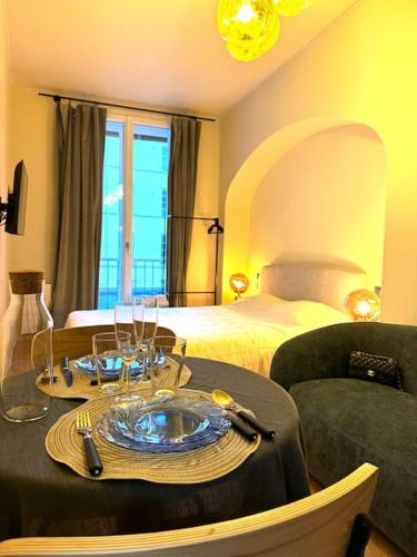 une chambre d'hôtel avec une table et un lit dans l'établissement Studio Design Neuf - Central, à Paris