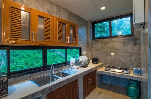 Η κουζίνα ή μικρή κουζίνα στο Krabi Green Hill Pool Villas
