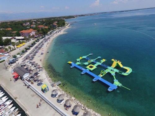 einen Luftblick auf einen Wasserpark am Strand in der Unterkunft Apartment Tihana in Vir