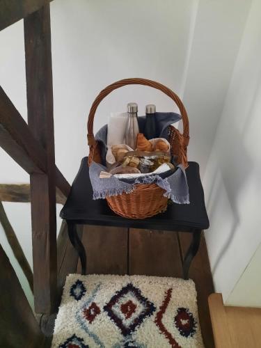 un panier assis sur une table avec un tapis dans l'établissement Maison Rinette, à Dijon