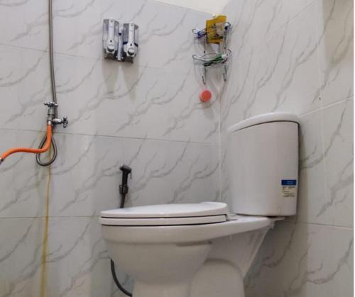 CipernaにあるNUTEN Homestay Syariahの部屋にある白いトイレ付きのバスルーム