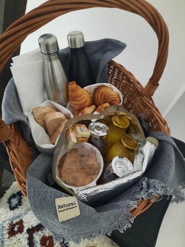 - un panier contenant des viennoiseries et d'autres aliments dans l'établissement Maison Rinette, à Dijon