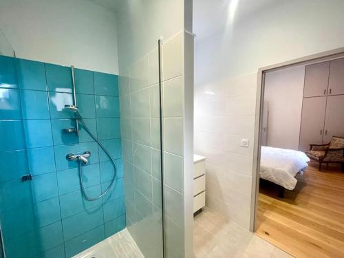 une salle de bain avec une douche avec une porte vitrée dans l'établissement Maison d'exception climatisée mer et montagne, à Saint-Génis